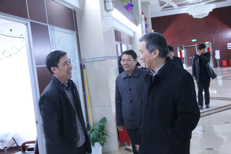 集团公司领导节后上班第一天走访慰问干部职工