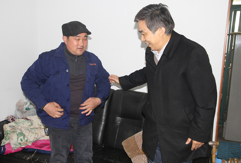 集团公司领导走访慰问困难职工和劳动模范