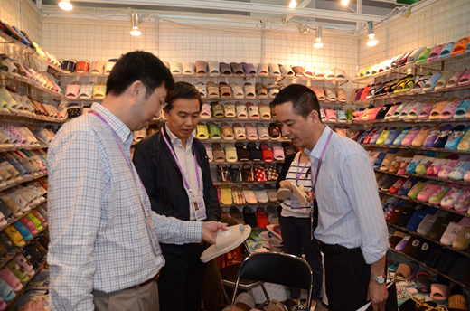 沈志云总经理考察下属公司第112届广交会参展情况