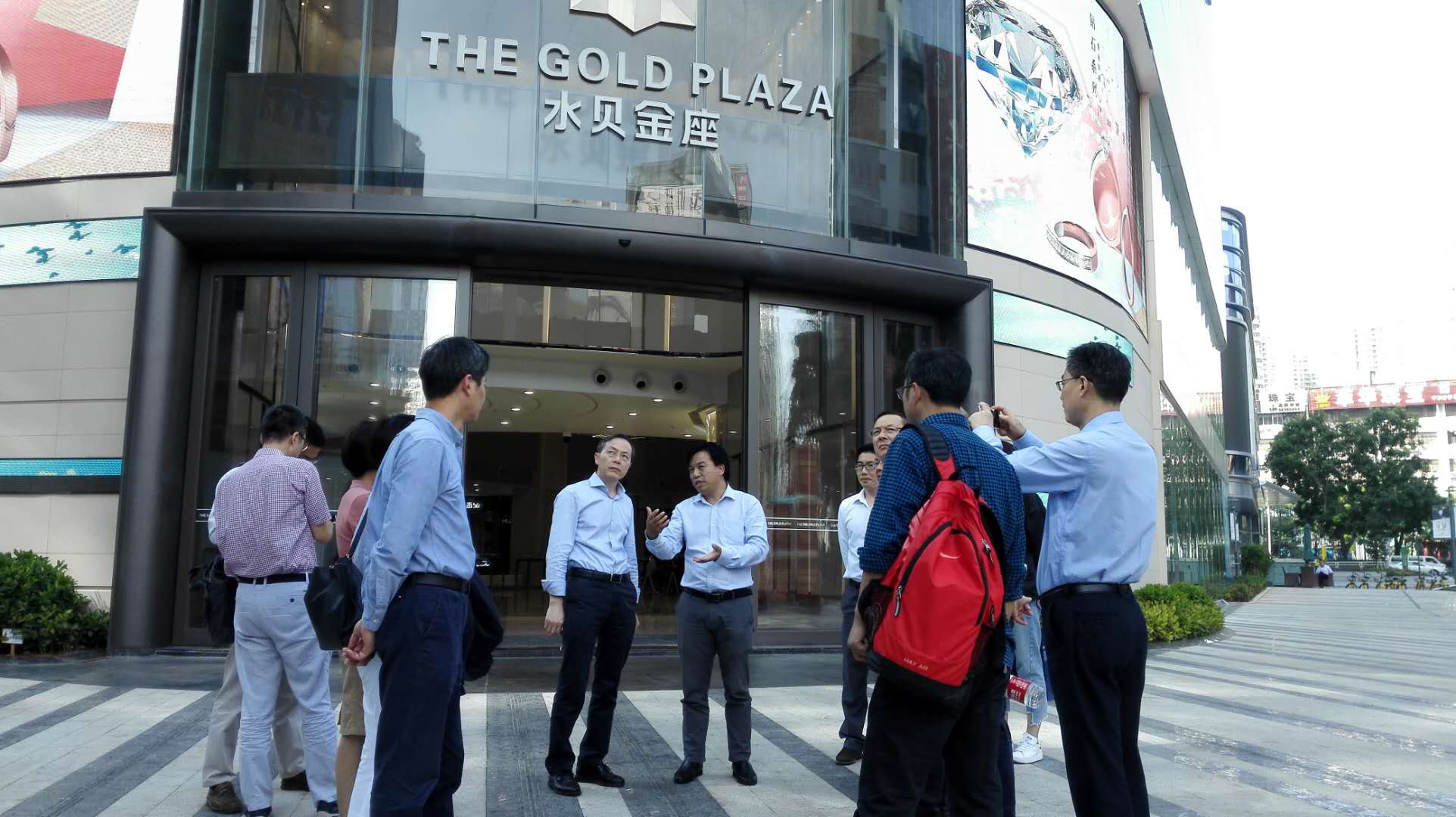 集团公司党委书记、总经理虞岳明带队考察深圳工艺美术行业