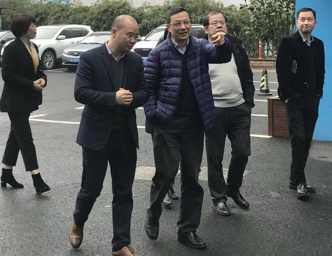 集团公司副总经理余显勇一行考察米果五常部落