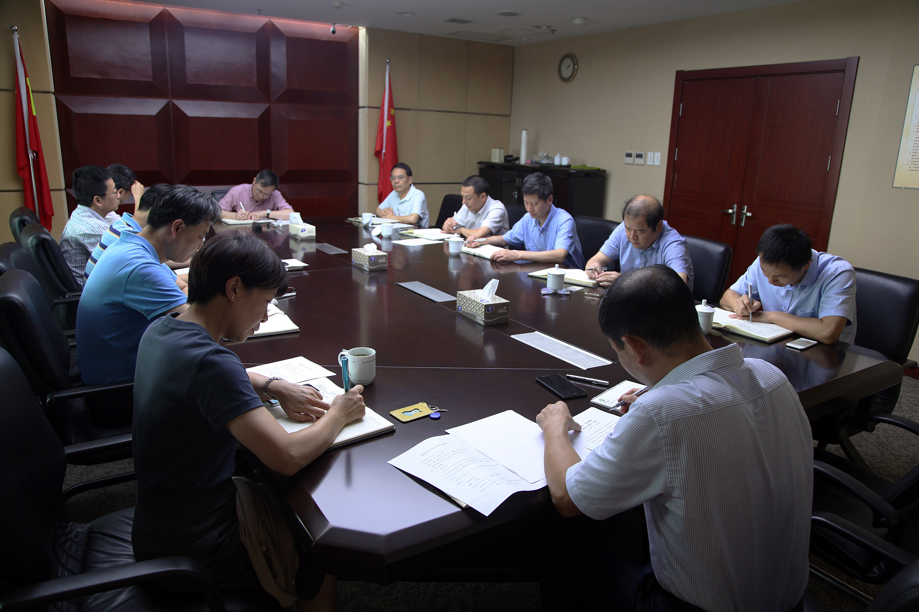 集团公司召开党委理论中心组学习会