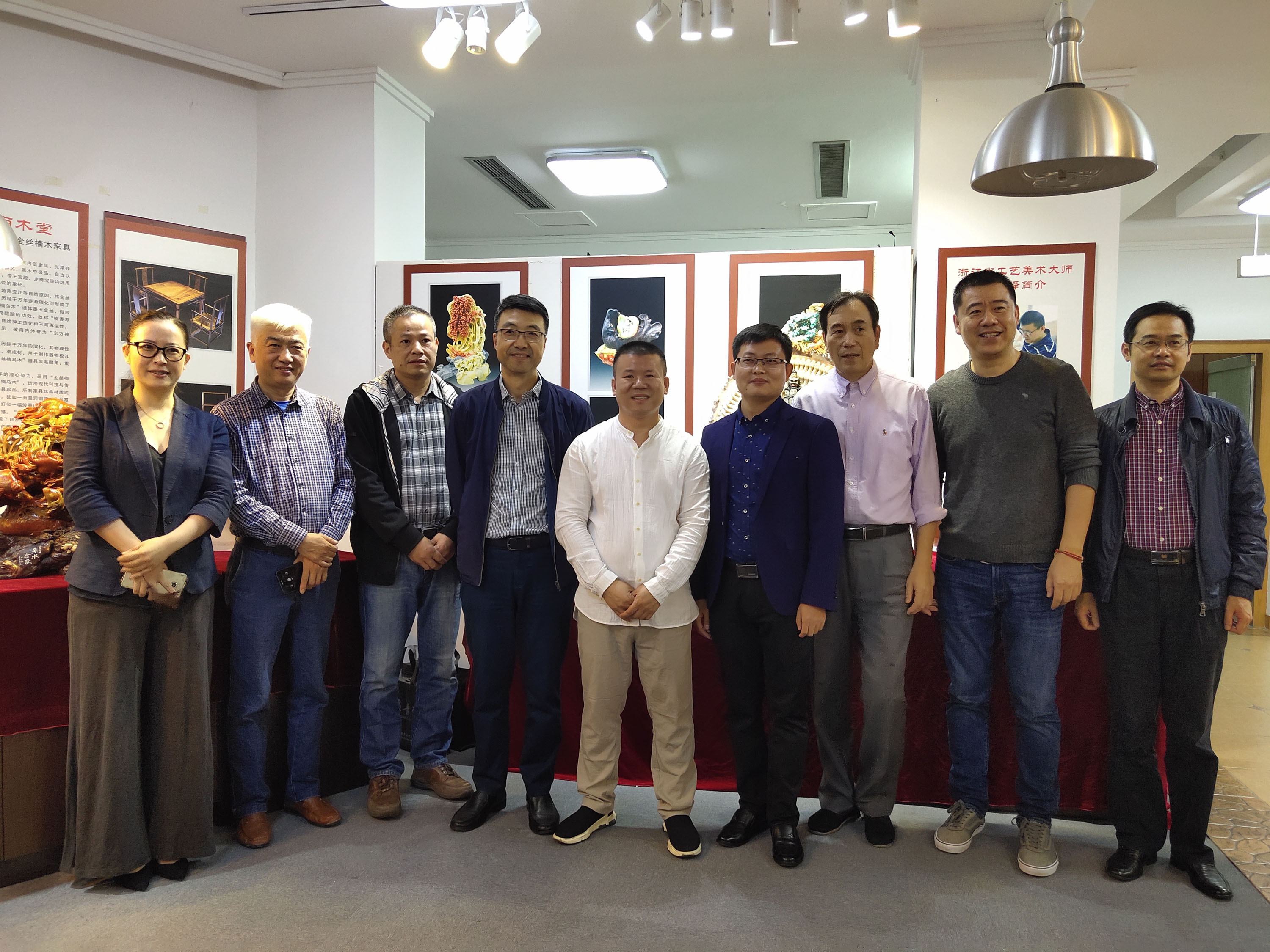 集团公司副总经理吴敏出席徐永泽大师青田石雕展开幕式