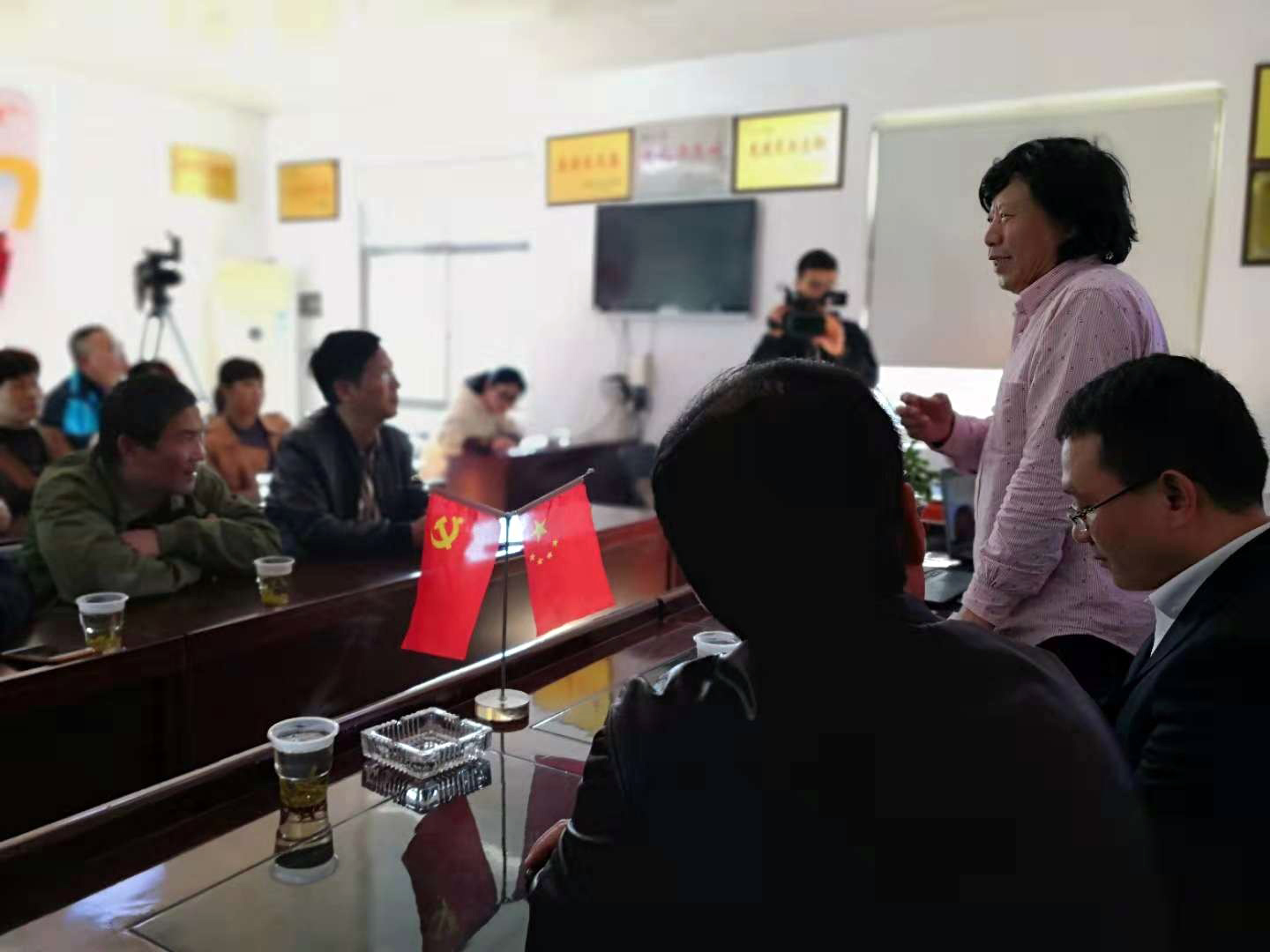 专家入村传技艺 智力扶贫兴产业