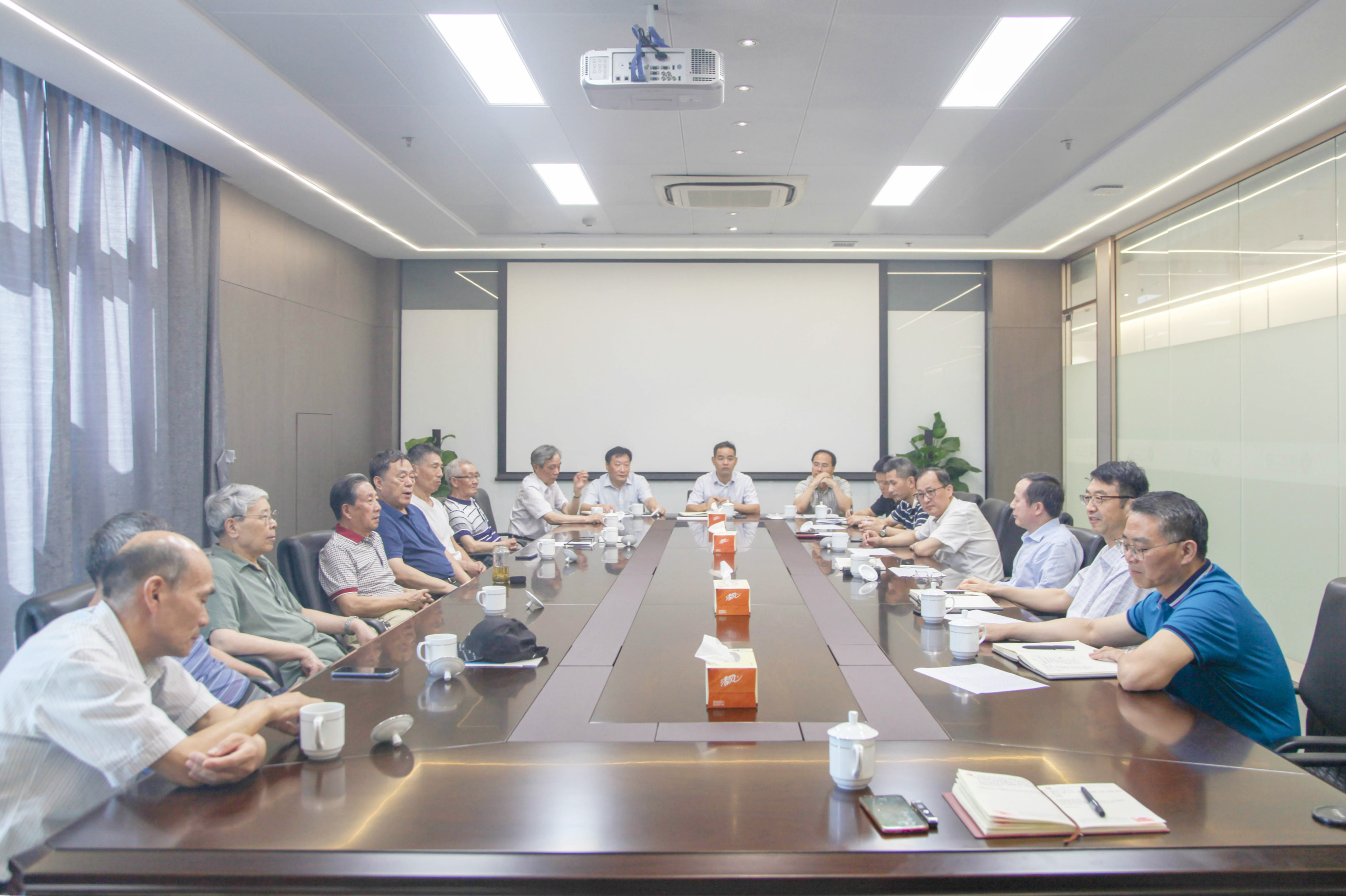 集团公司召开老干部座谈会