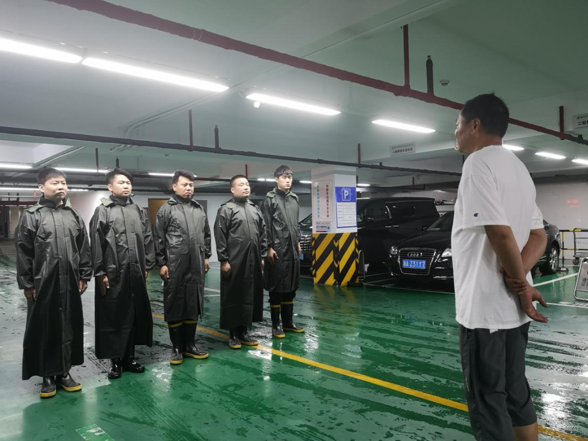 风雨更映党旗红——开云网页版下属商业公司党员干部全力抗击台风“烟花”