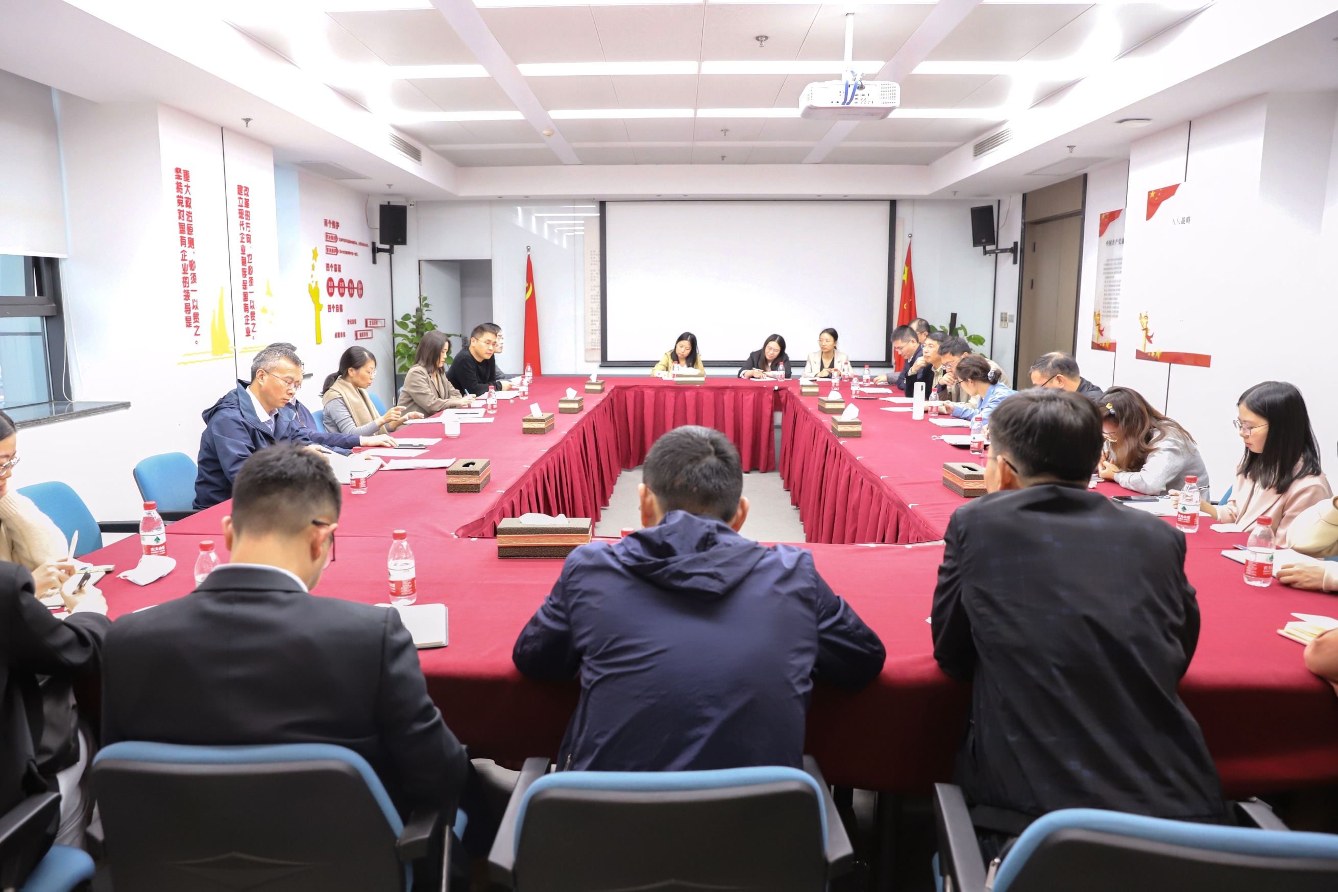 开云网页版召开法律风险防范工作会议 吴敏出席并讲话