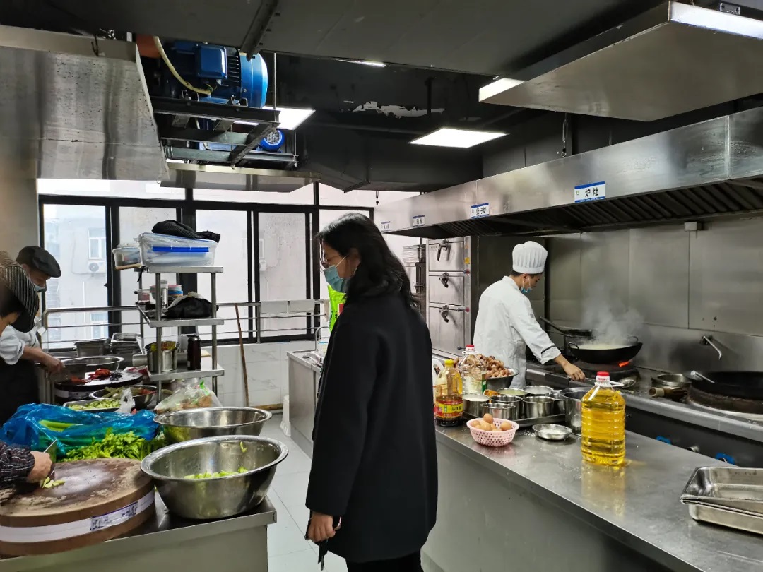 疫情防控“严”字当头，平凡坚守“暖”在心窝