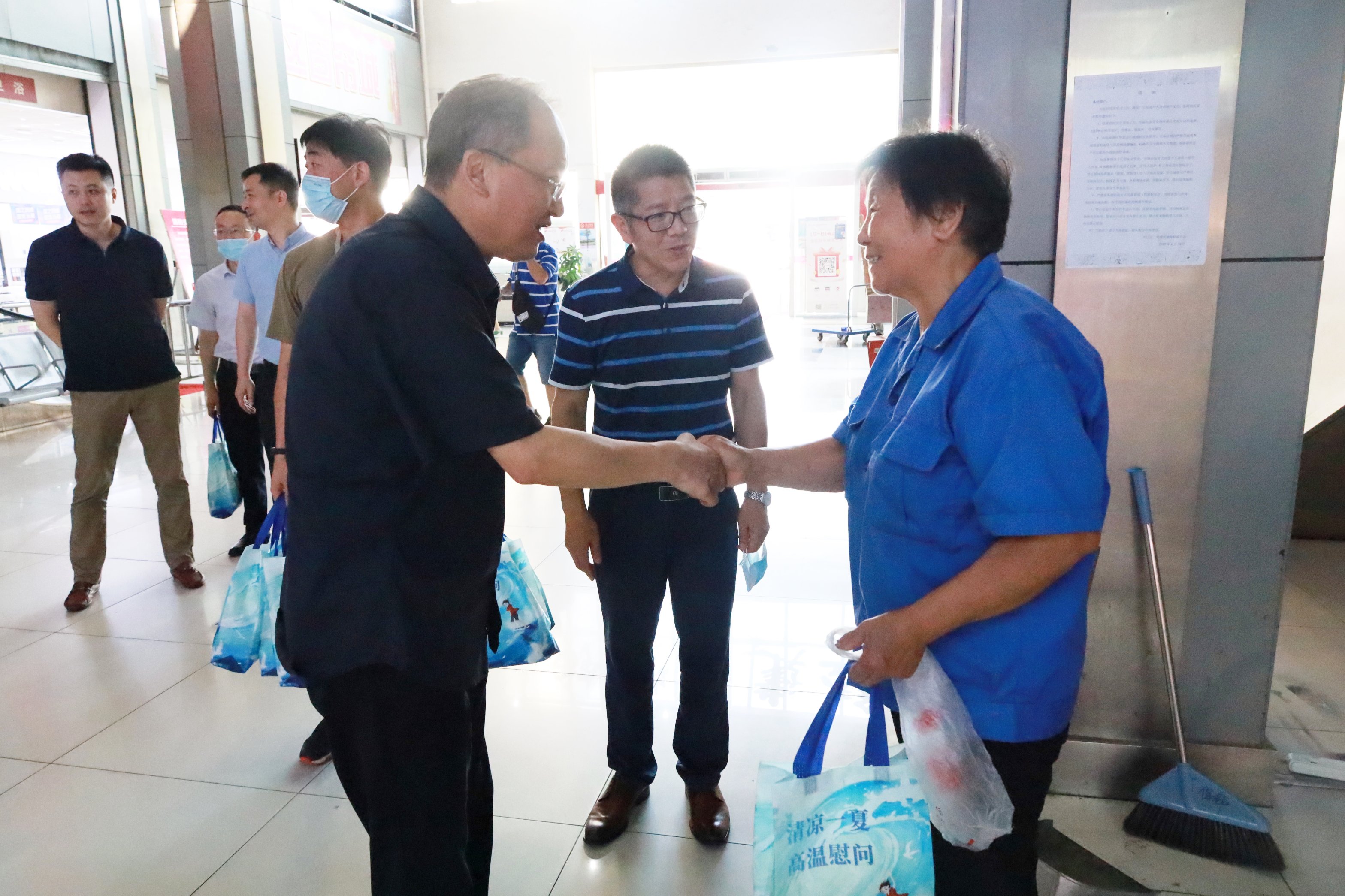 心系一线 致敬坚守 开云网页版工会开展“高温送清凉”走访活动
