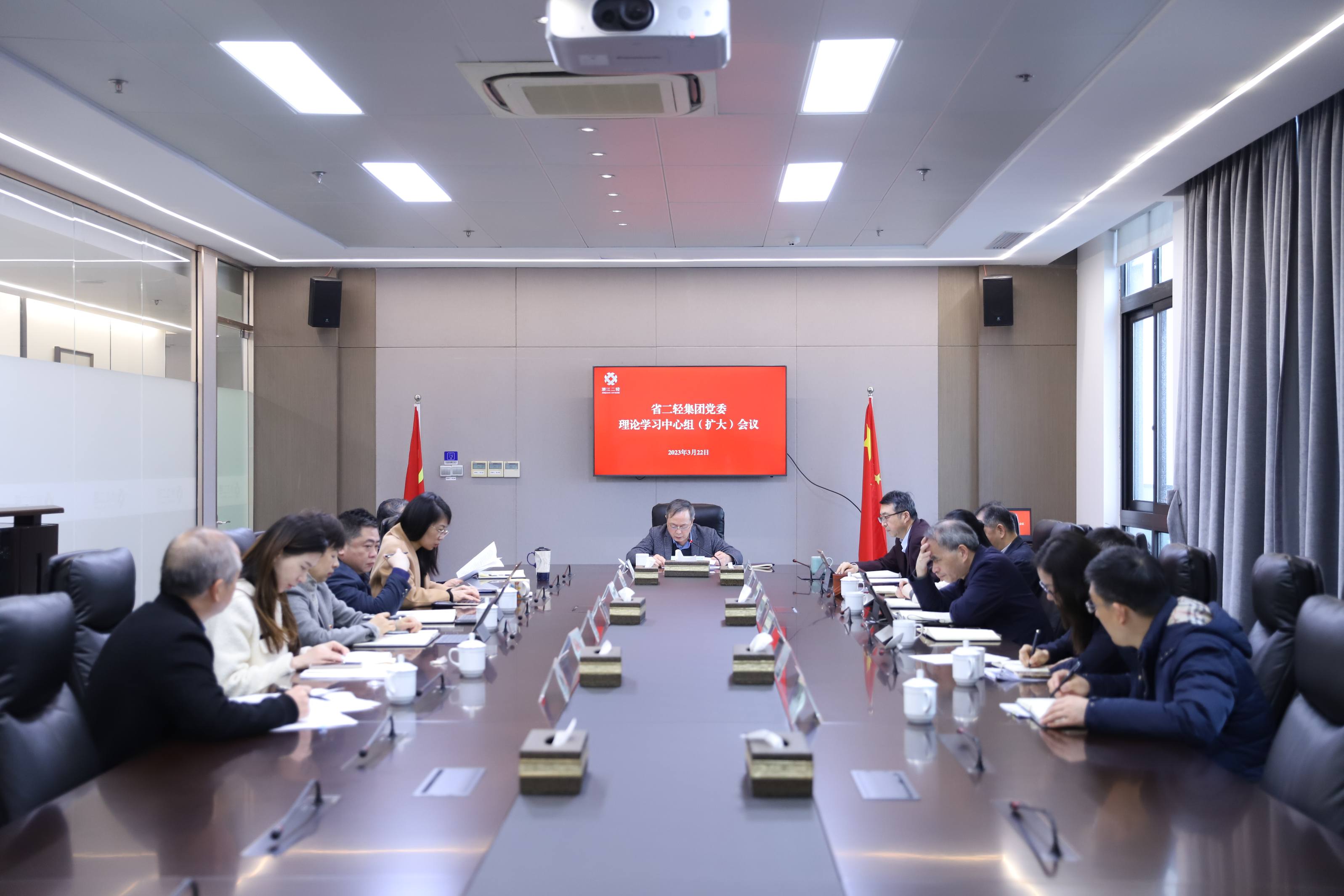 开云网页版党委召开理论学习中心组（扩大）会议专题学习全国“两会”精神