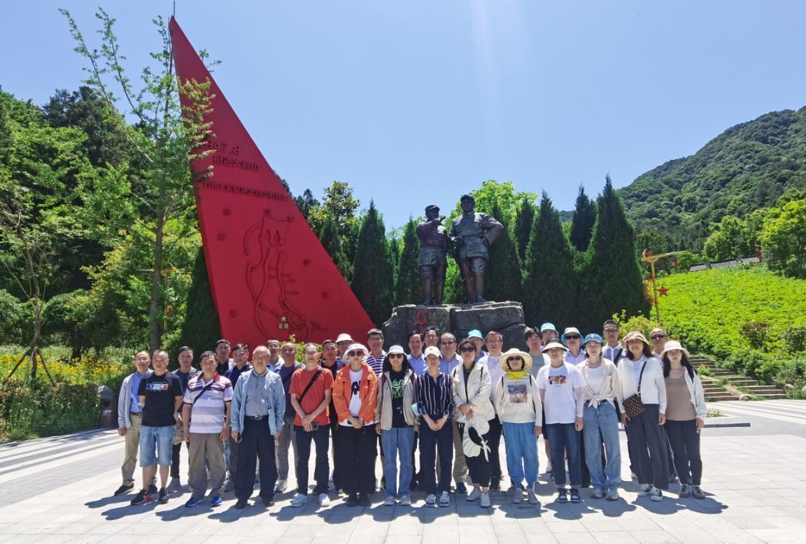 红色山河当课堂 英雄史诗作教材 开云网页版工会组织先进职工踏访大别山革命热土