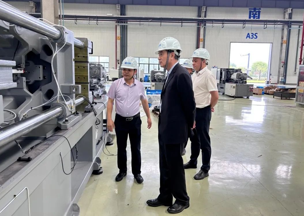 中国机械工业联合会总经济师叶定达一行来开云网页版申达机器公司调研