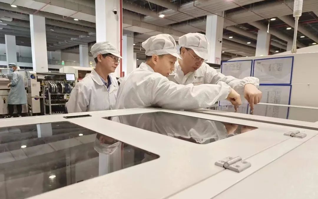 集团公司党委书记、董事长杨胜杰一行赴紫光恒越调研智能工厂