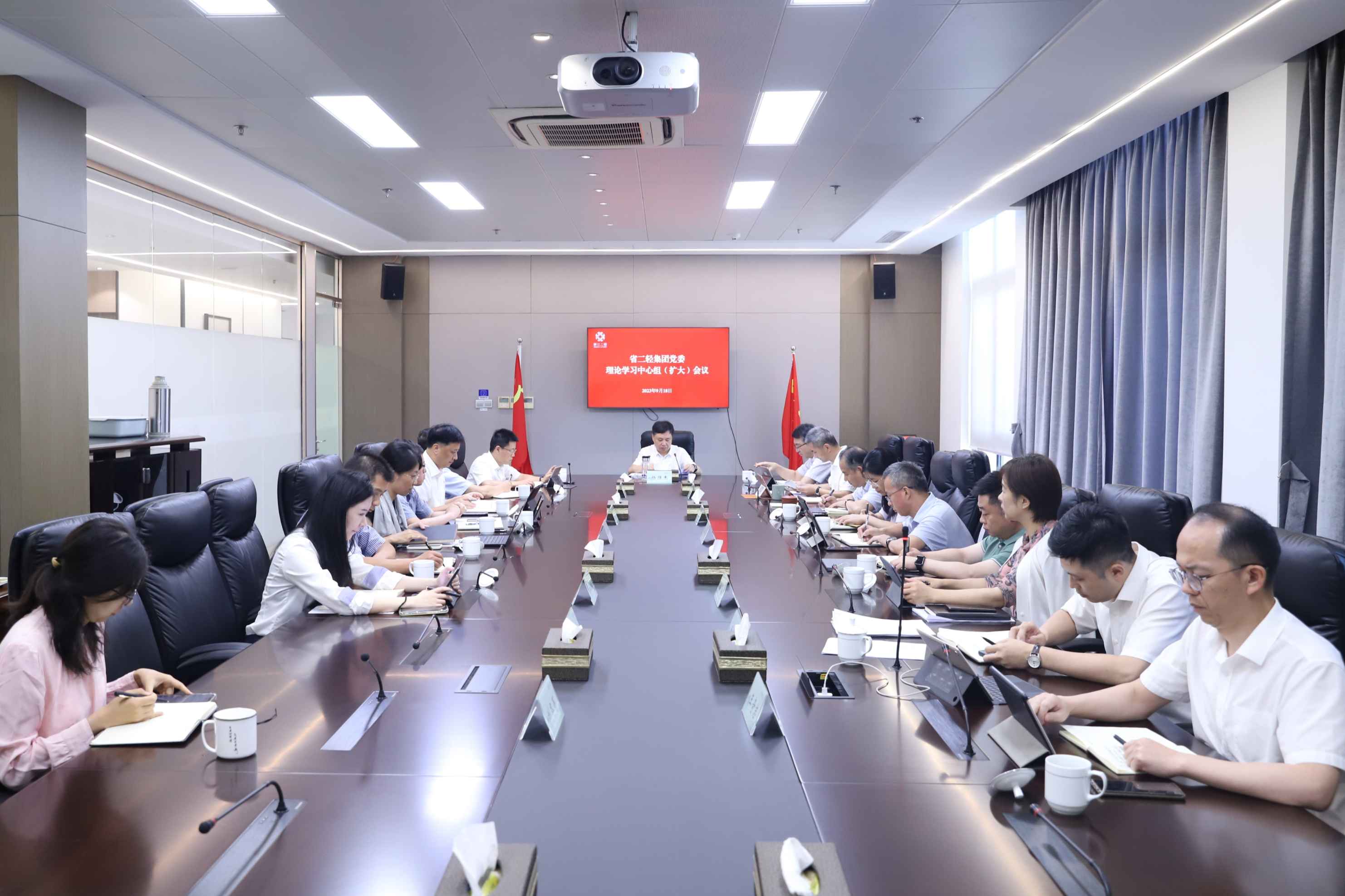 开云网页版党委召开理论学习中心组（扩大）会议专题学习习近平法治思想