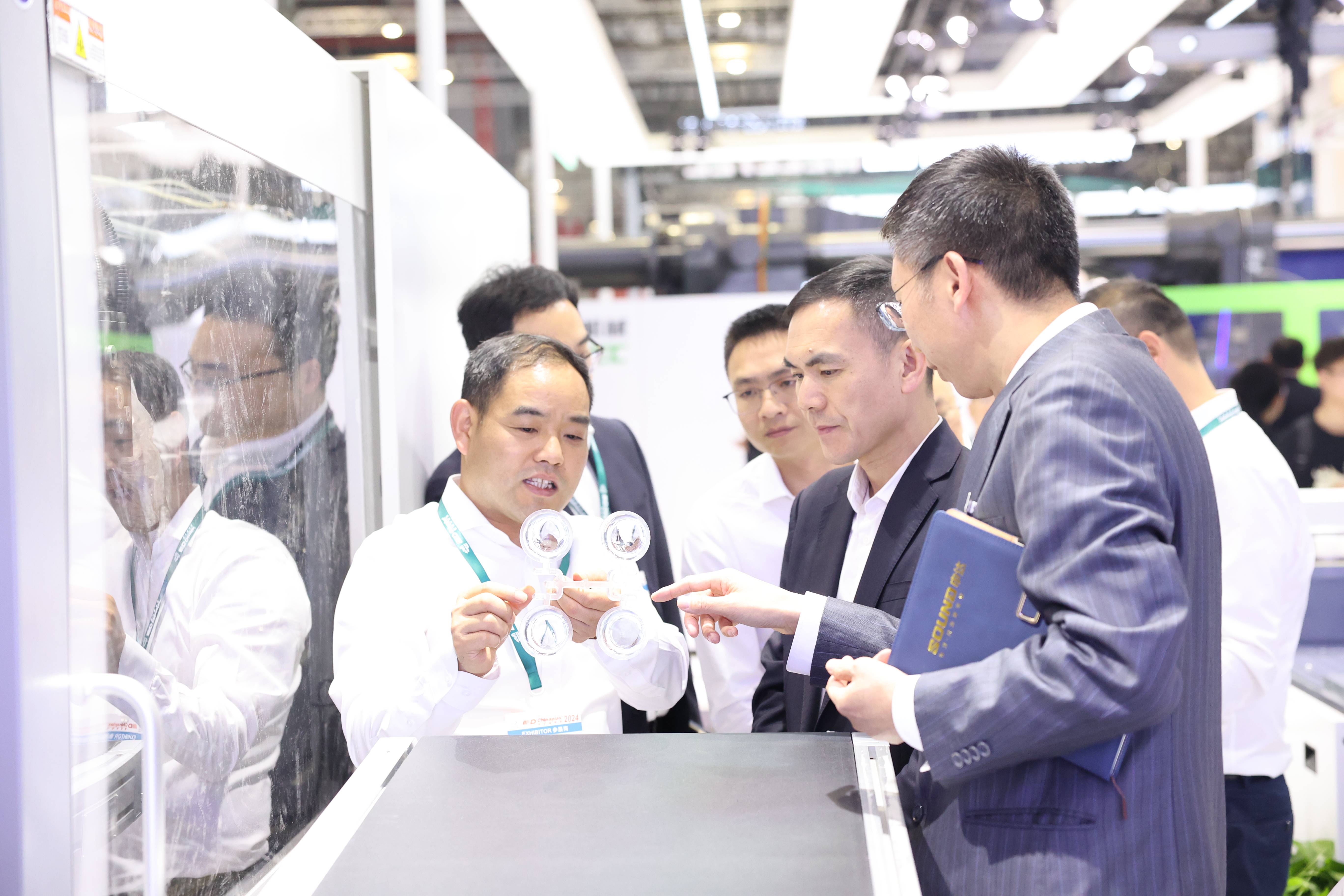 孙哲君一行赴CHINAPLAS国际橡塑展考察调研