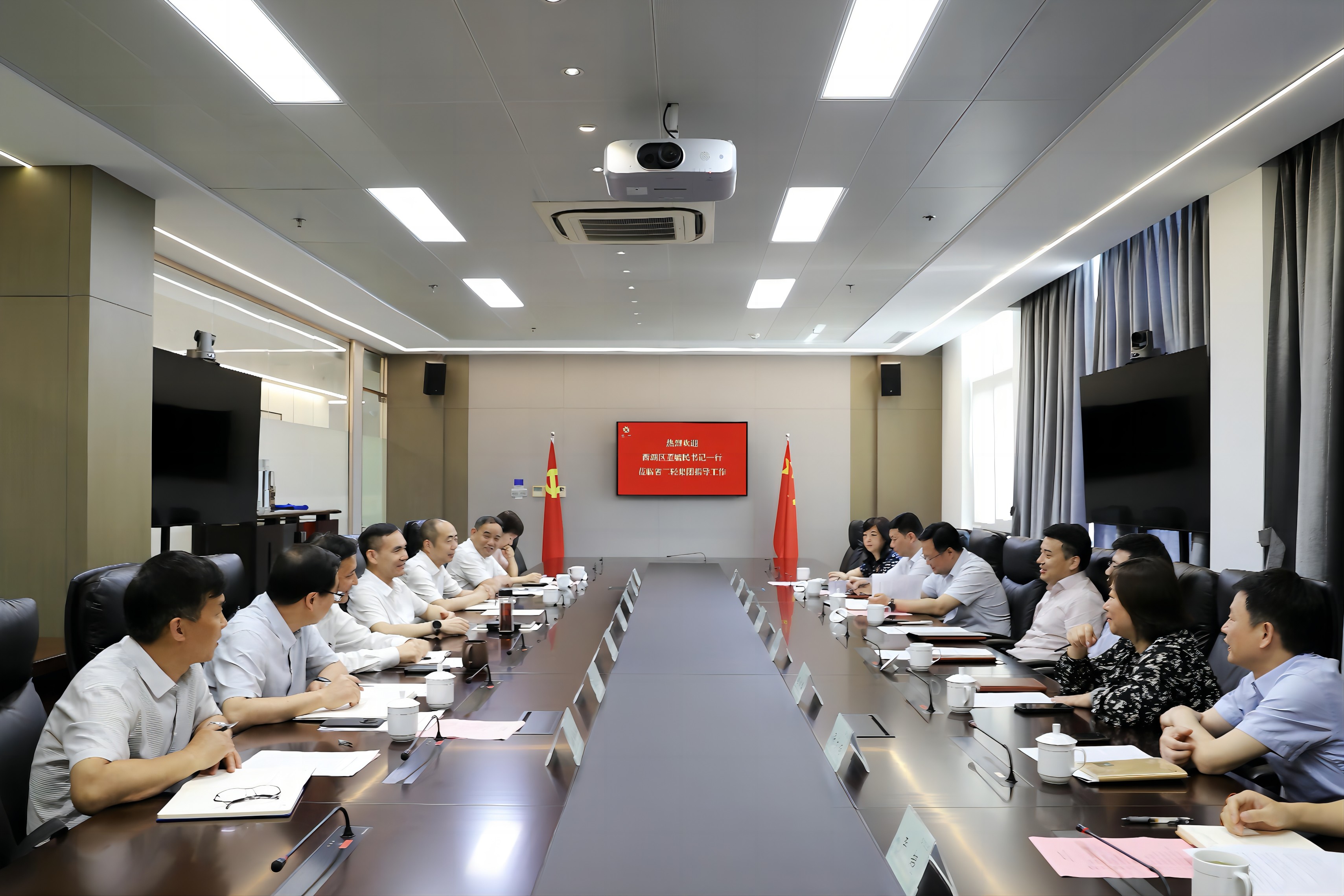 孙哲君与西湖区委书记董毓民一行座谈交流