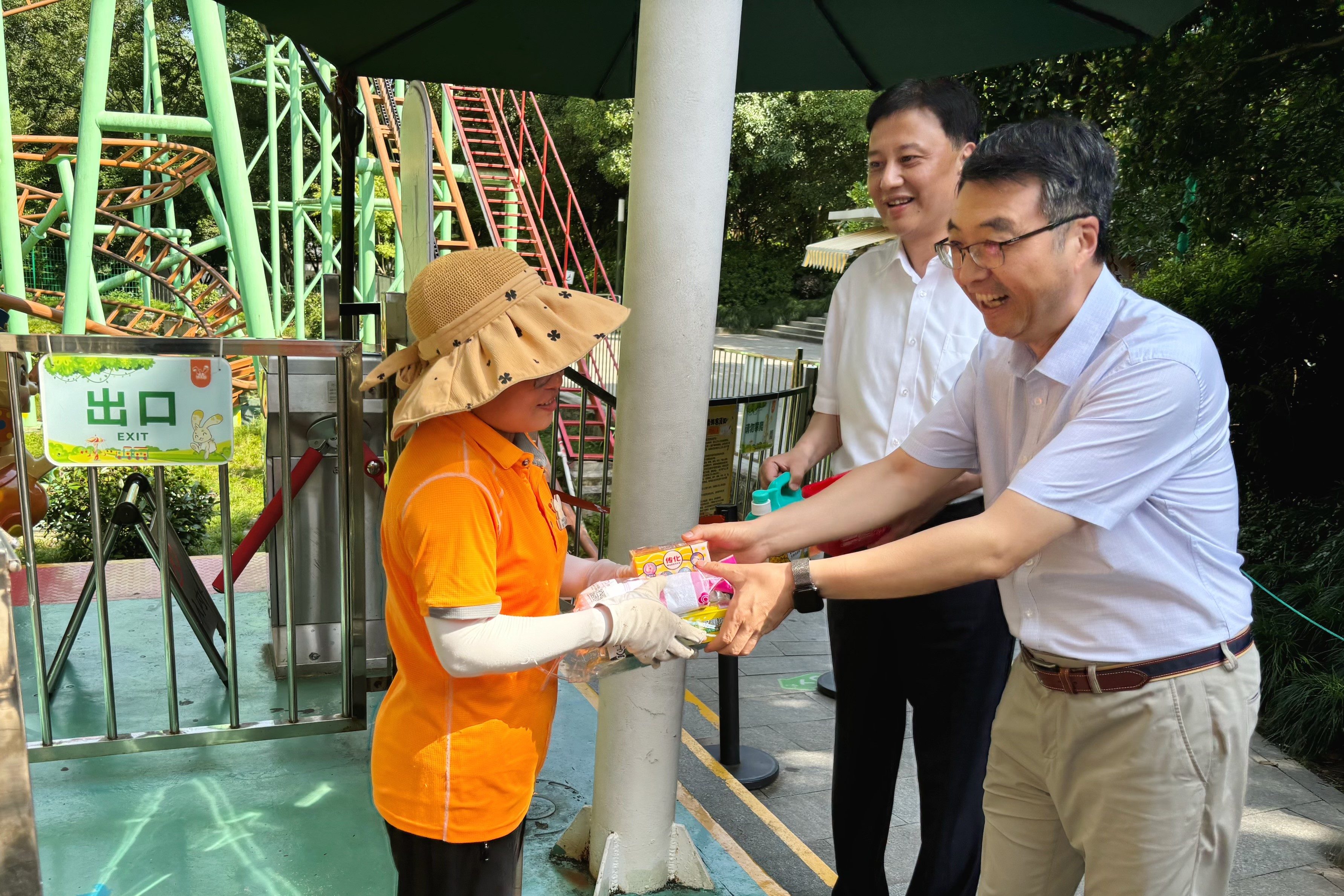 盛夏送清凉 关爱沁人心 开云网页版开展高温慰问活动
