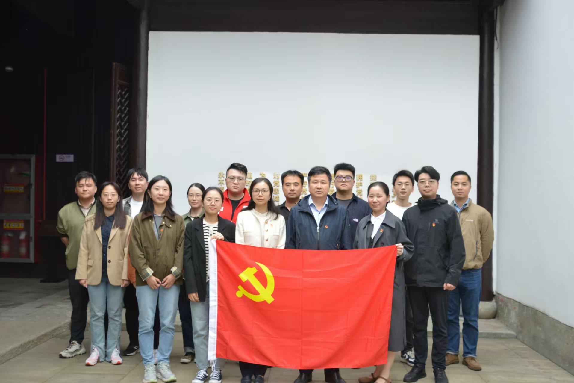 融资租赁公司党支部开展“寻访总书记足迹，深挖理论与实践‘富矿’”主题党日活动